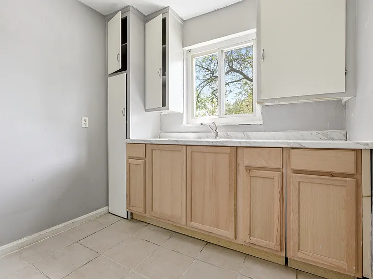2715 Noble Rd #205 — Photo 6