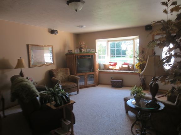 Living room w/bay window