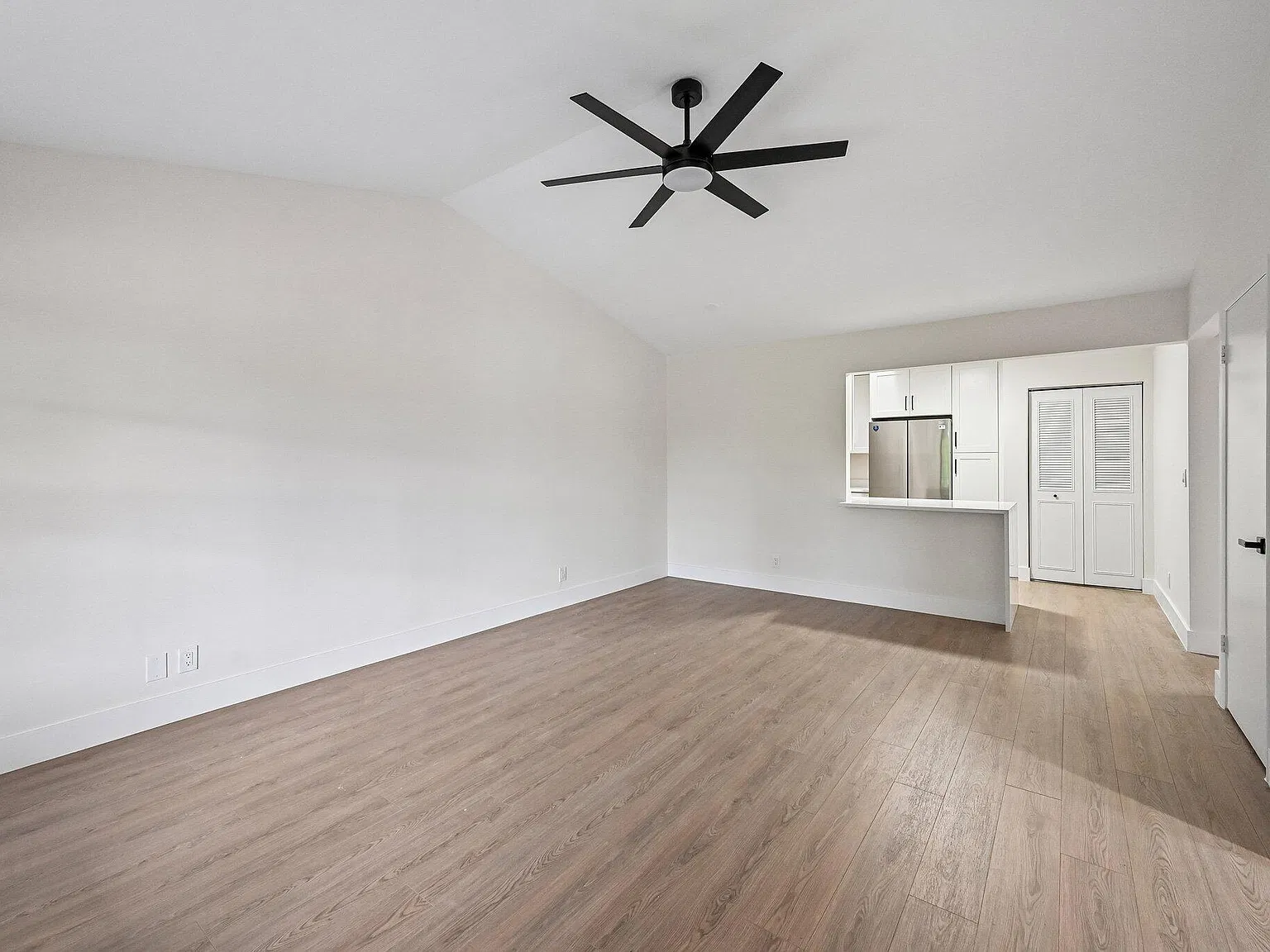2 bed, 2.0 bath, 1029 sqft, $2,500 — Photo 2