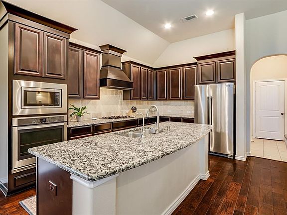 2nd image of 2921 Lakefield Dr