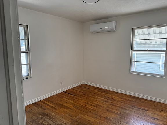 5th image of 823 S Main St
