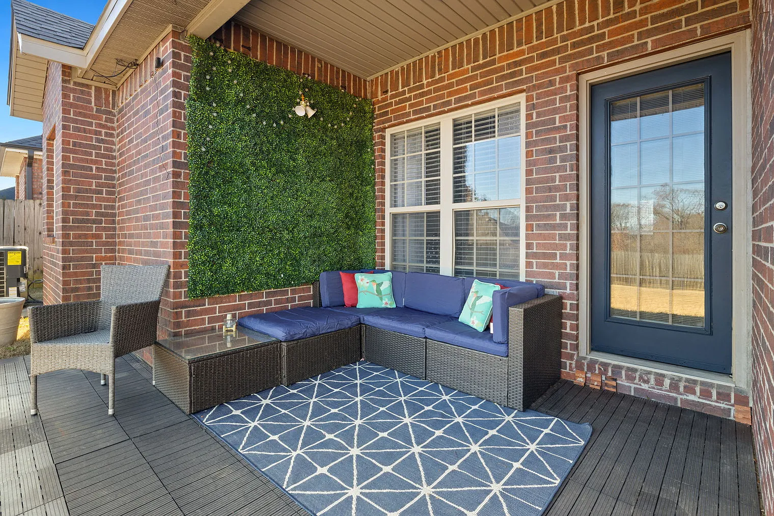 3 bed, 2.0 bath, 1722 sqft, $4,228 — Photo 2