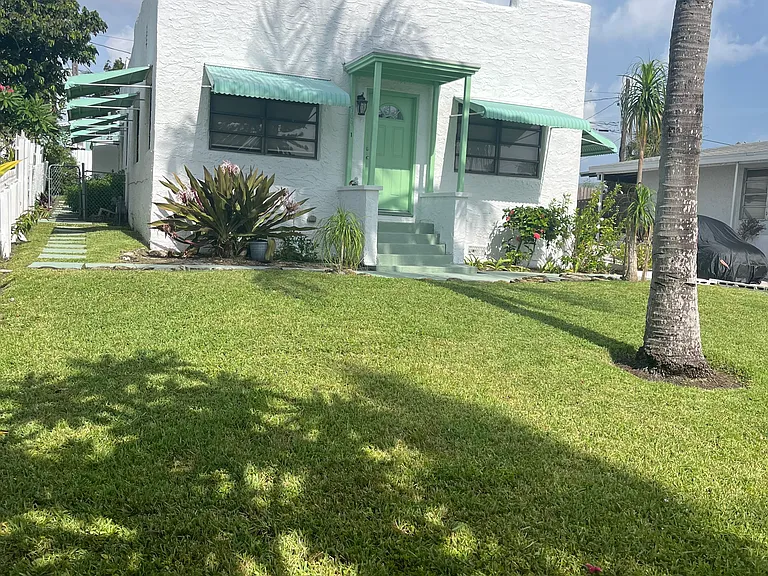 909 N B St — Photo 2