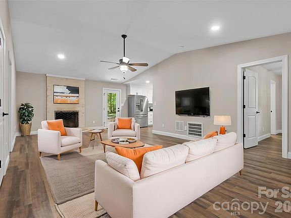 5th image of 317 Jackson Pl