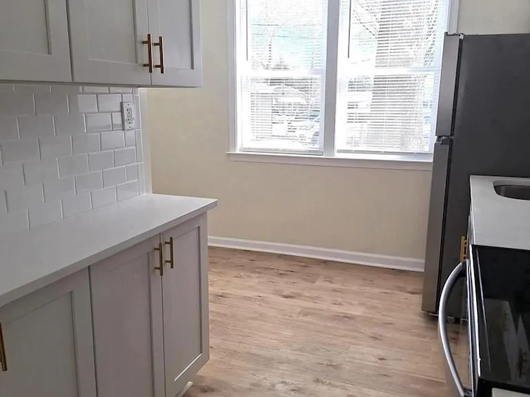 403 Trenton Ct — Photo 5