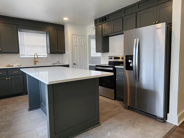 1113 N Shackleford Rd — Photo 2