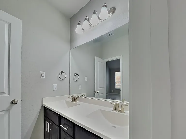 Modern bathroom with neutral t