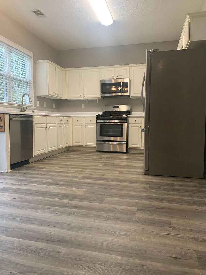 Spacious 3BR Alpharetta Home with Pool, Tennis, Washer/Dryer & Private Backyard — Photo 3