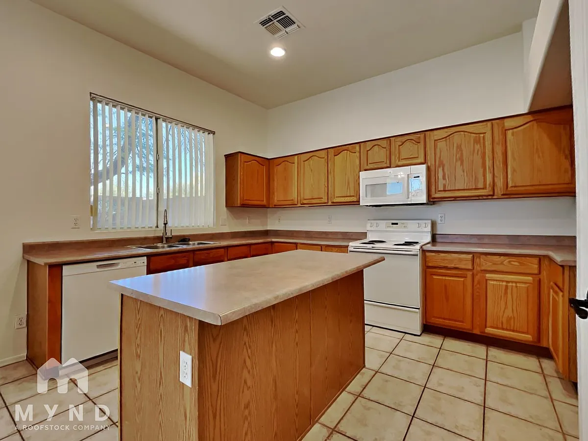 Building Photo - 4528 E Rowel Rd