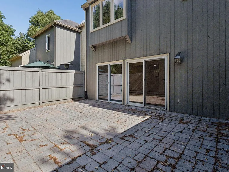 911 Chanticleer — Photo 7