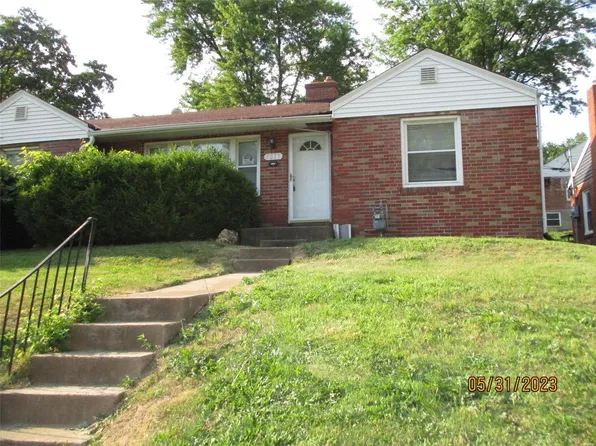 7013 Winchester Dr, Saint Louis, MO 63121