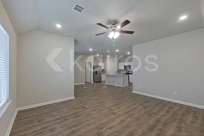 208 Yardley Ct — Photo 2
