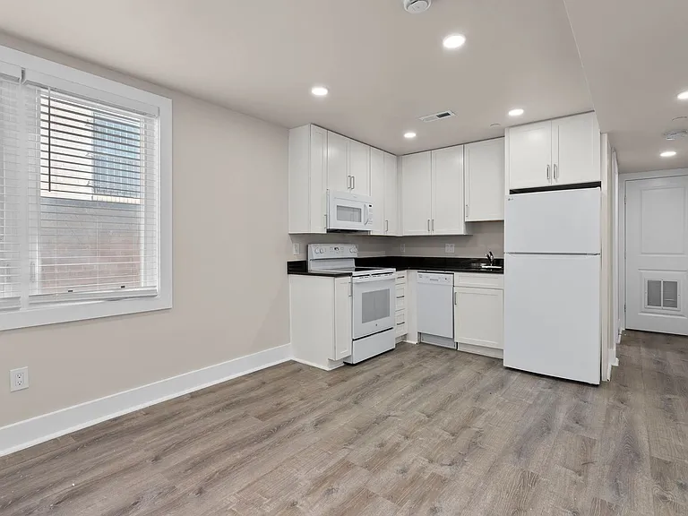 725 20th St NE — Photo 24