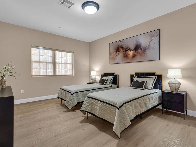 Washington Square Apartments — Photo 16