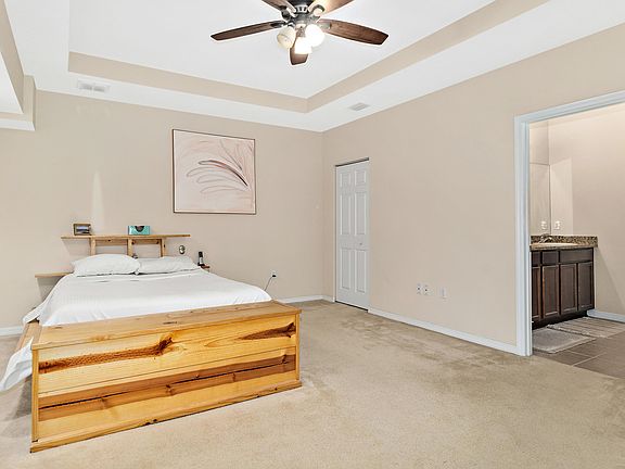 3rd image of 18 E Bourne Ln