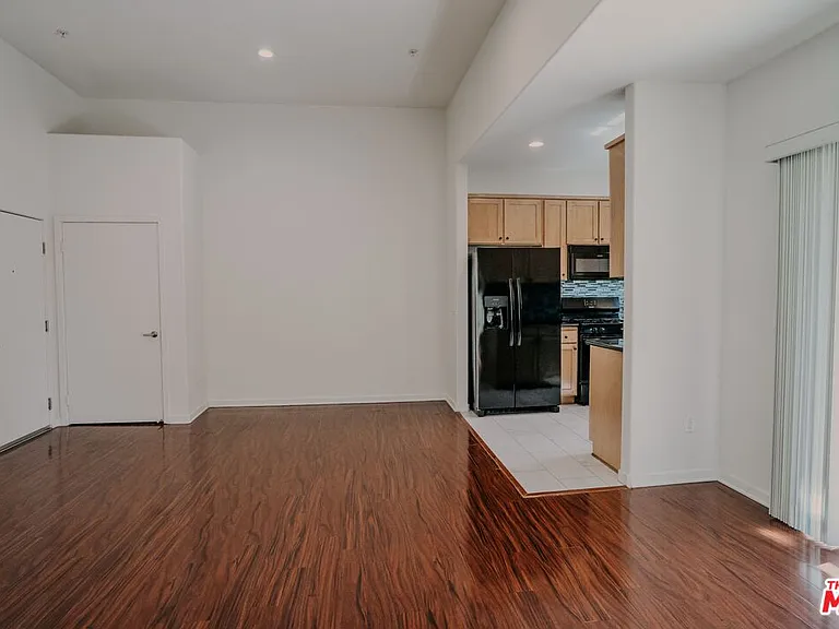 12132 Hart St #301 — Photo 7