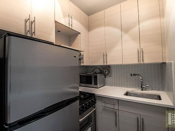 3rd image of 4 Park Ave APT 14S
