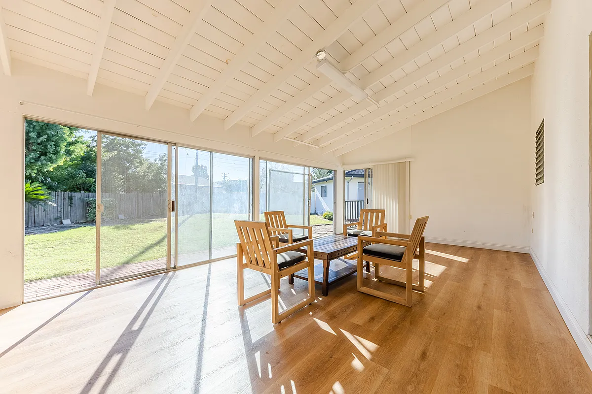 Building Photo - 518 E La Sierra Dr