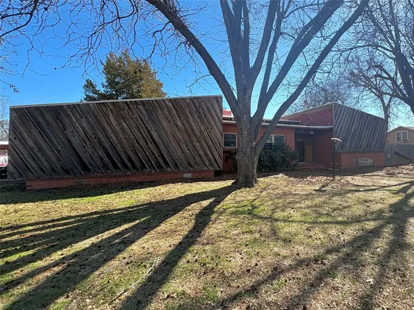 701 S 16th St, Chickasha, OK 73018