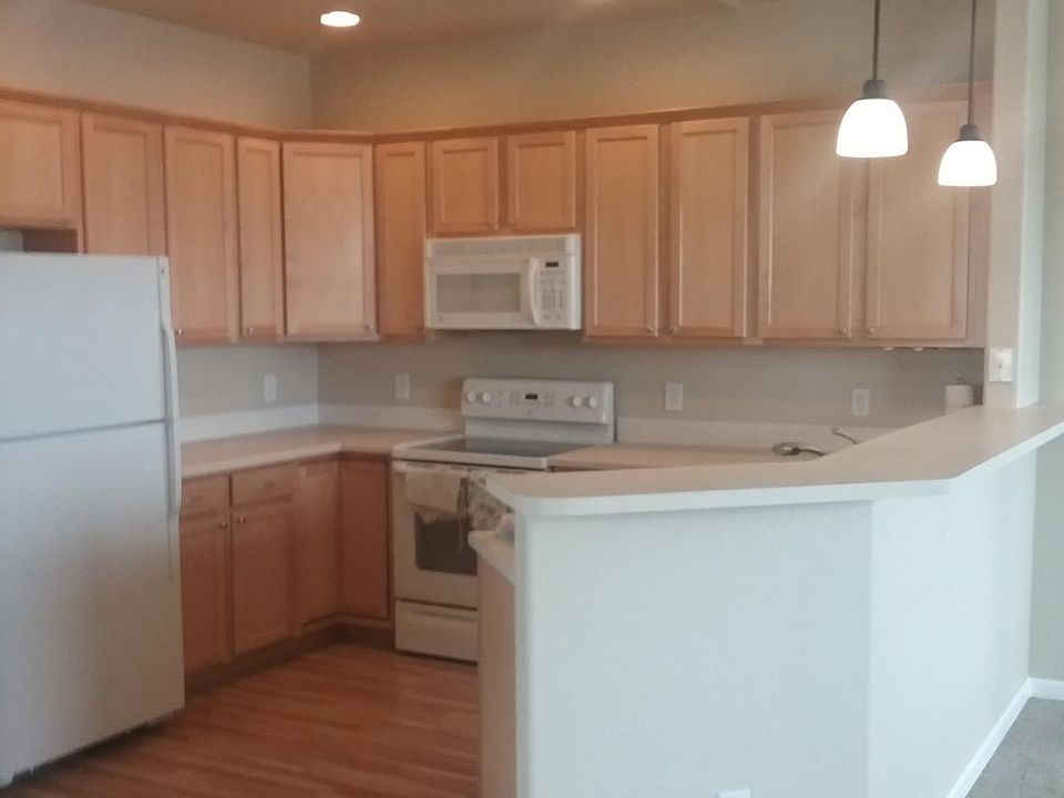 12x9 kitchen with 42" cabinets, breakfast bar, & all appliances