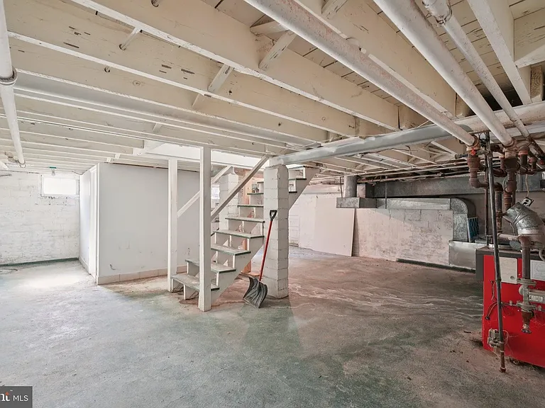 2500 S Eads St — Photo 23