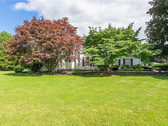 2nd image of 2 Wood Lily Ln