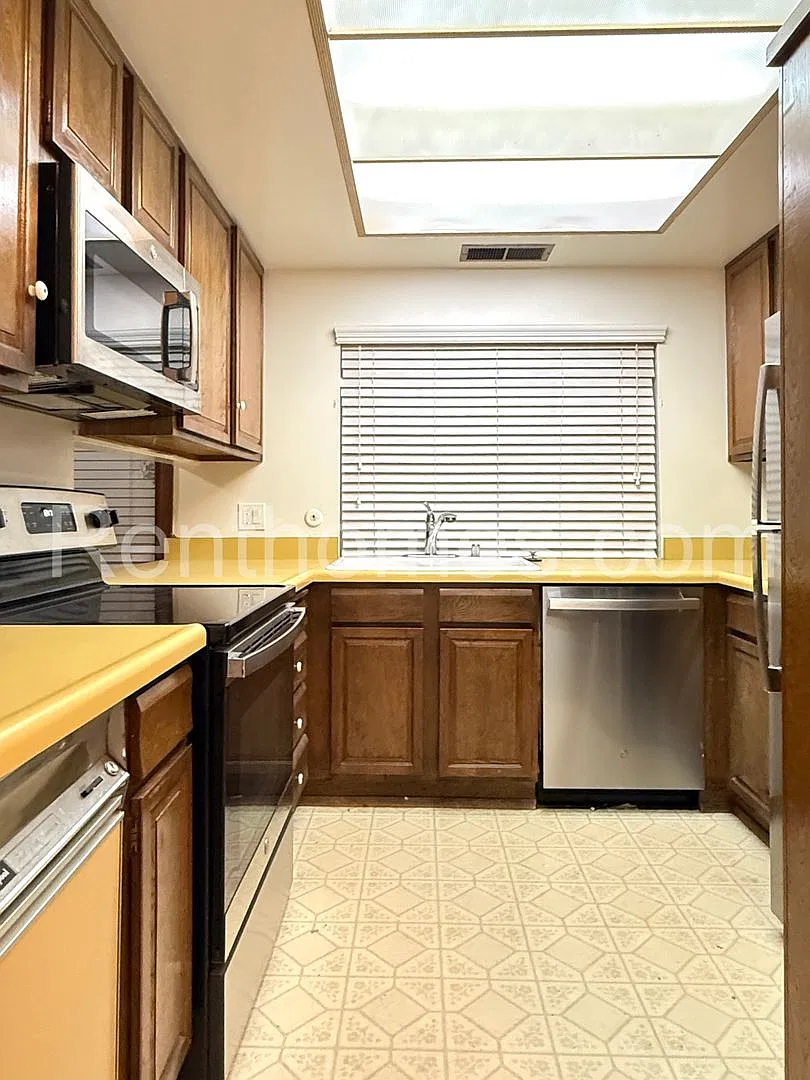 San Carlos, 6337 Oakridge Rd, Panoramic Views, AC, Fireplace, 2 Car Garage with Opener. — Photo 2