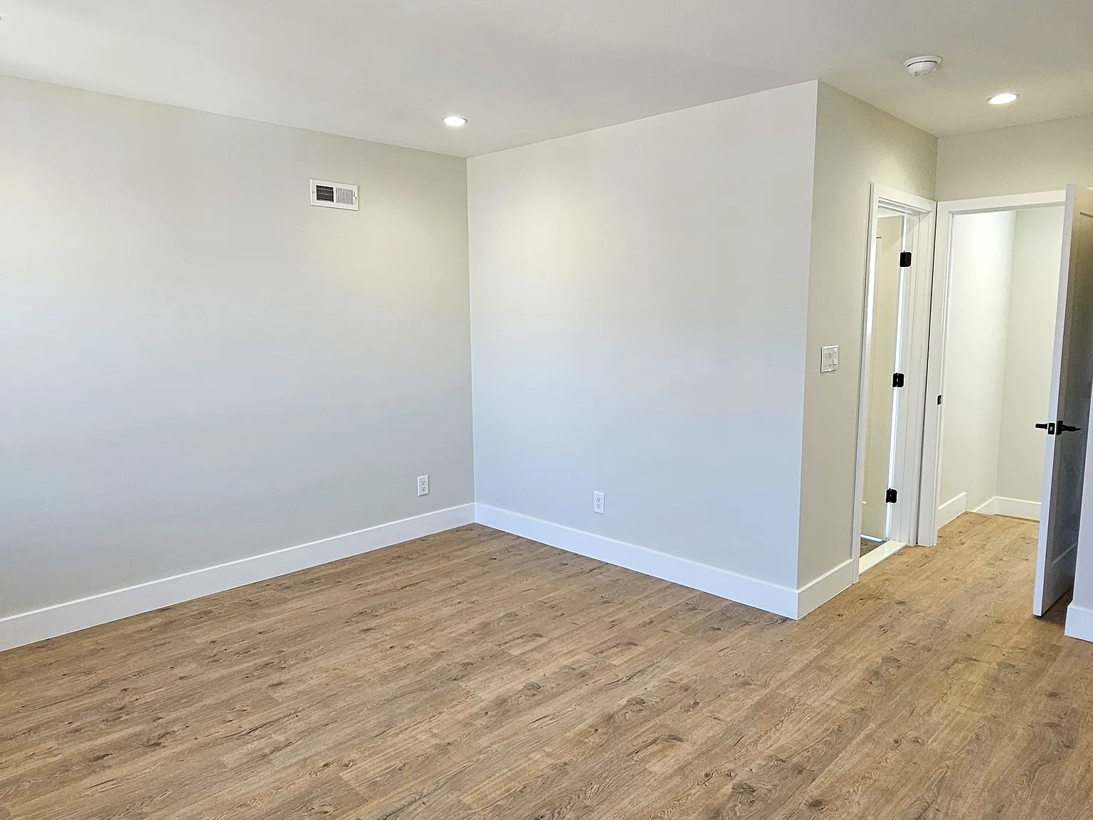4 bed, 2400 sqft, $625 — Photo 3
