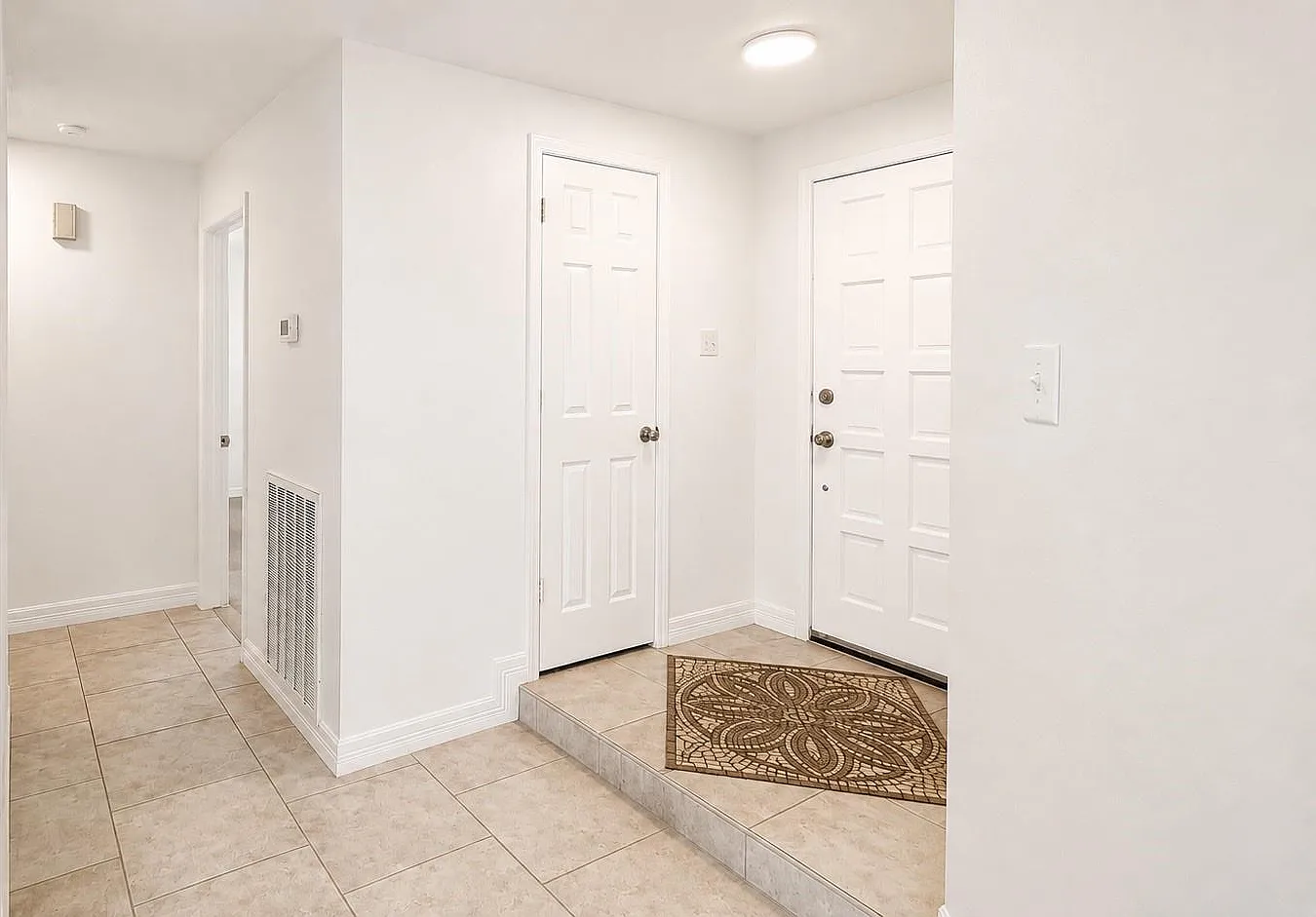 3 bed, 2.0 bath, 1217 sqft, $2,000 — Photo 2