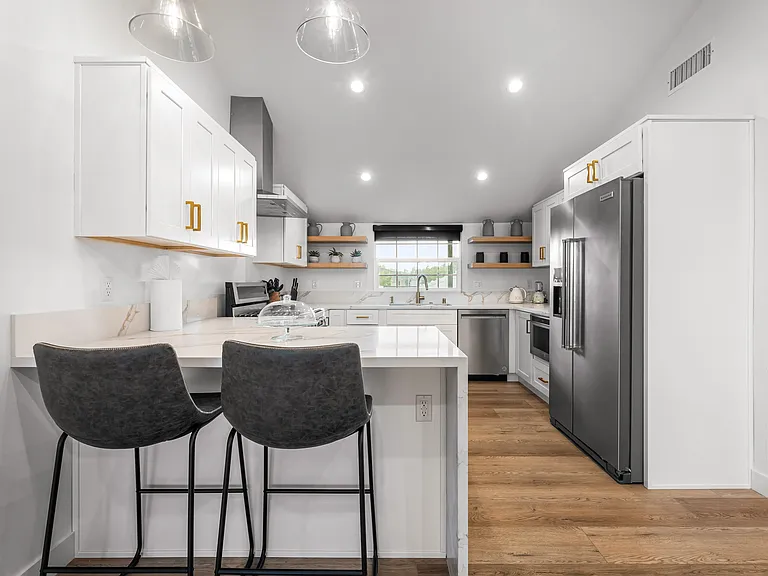 5827 Jumilla Ave — Photo 10