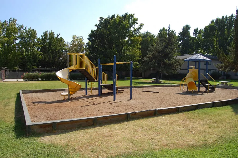 Emerald Pointe — Photo 3