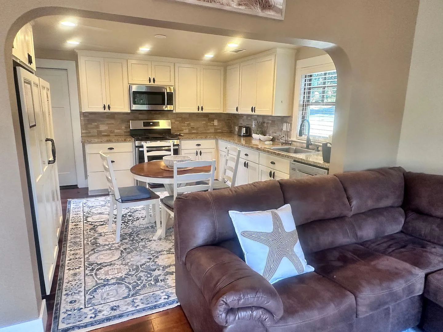 Snow Cottage: 1bd/1ba, Beautiful Full Kitchen, Pets OK $300 Utility fee — Photo 2