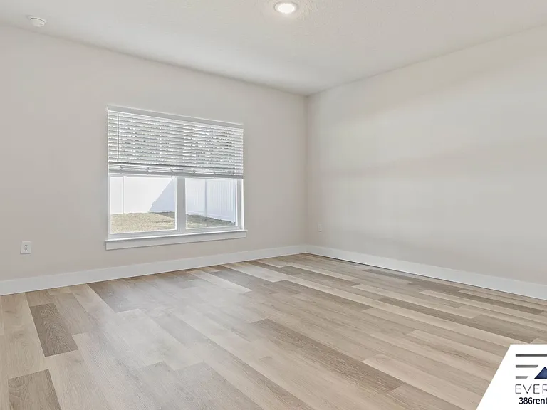 71 Point Of Woods Dr — Photo 15