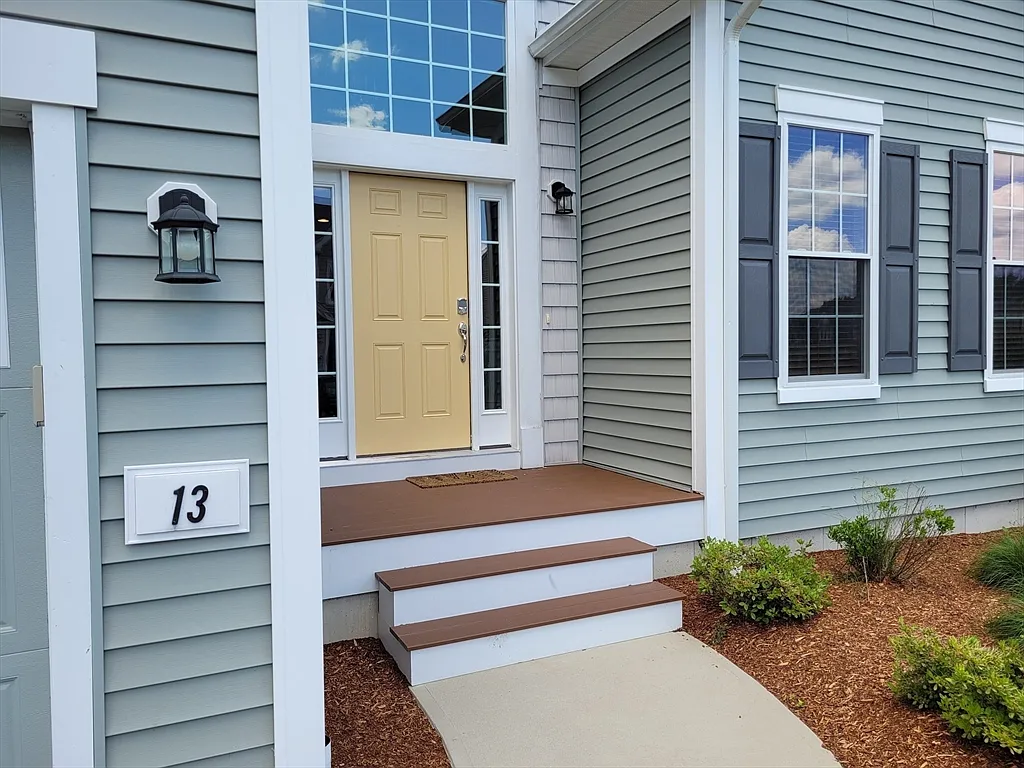 Building Photo - 13 Walnut Way #13