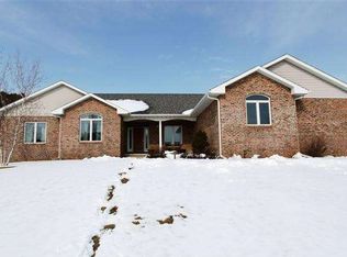 1944 Crabapple Ln, Waterloo, IA 50701