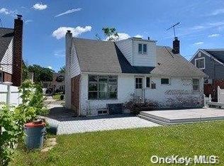 63 Pembrook Dr, Mineola, NY 11501