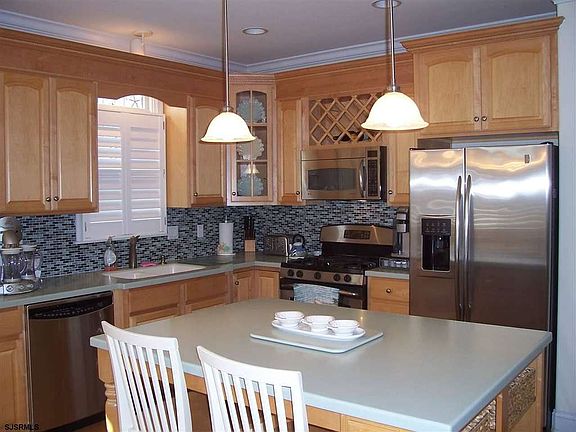 4th image of 1426 Wesley Ave