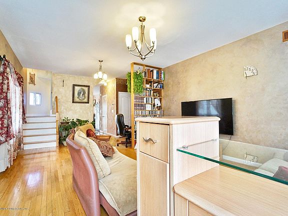 5th image of 161 Ainsworth Ave #B
