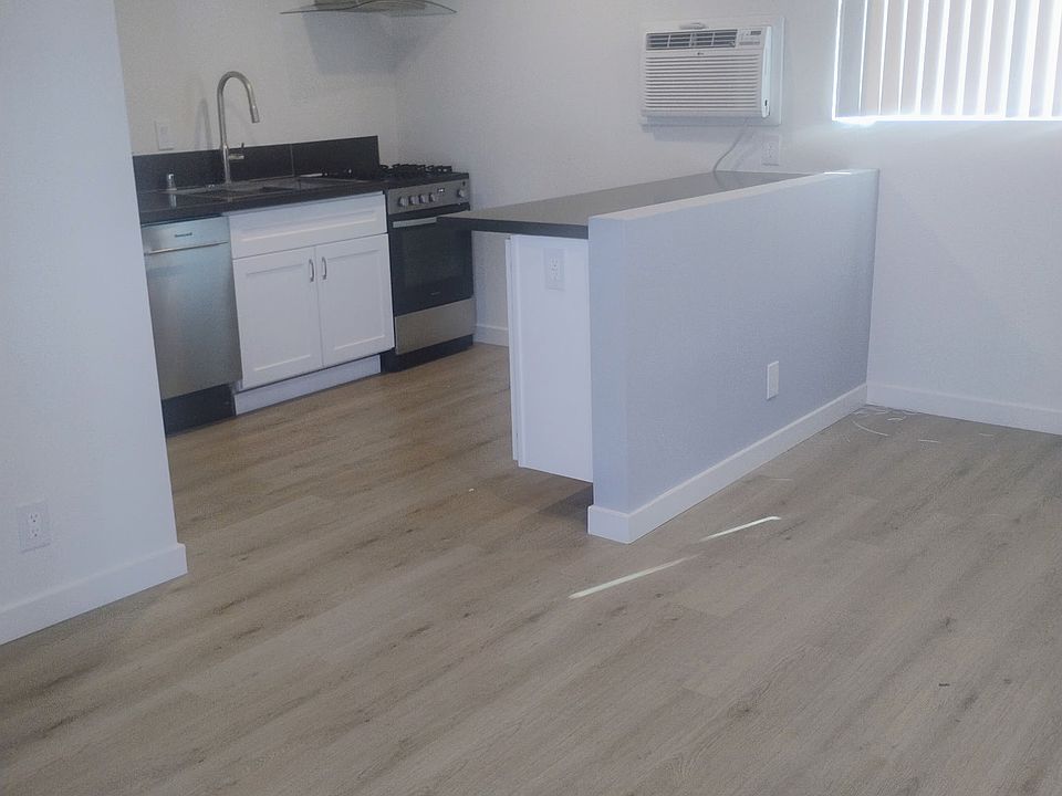 1st image of 1601 N Hollywood Way
