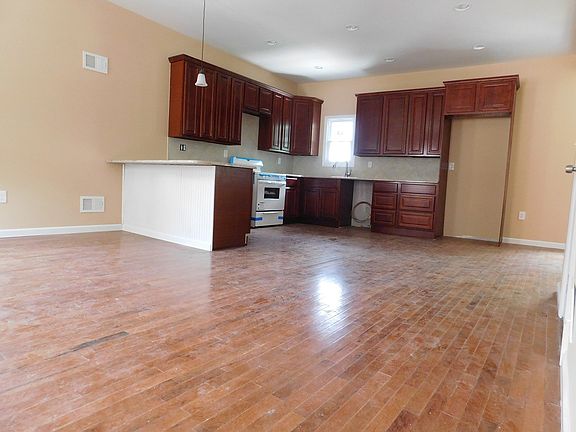 5th image of 881 Van Duzer St