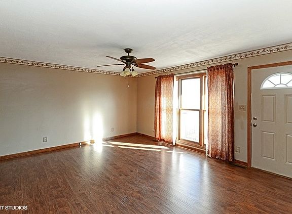 2nd image of 550 N School St