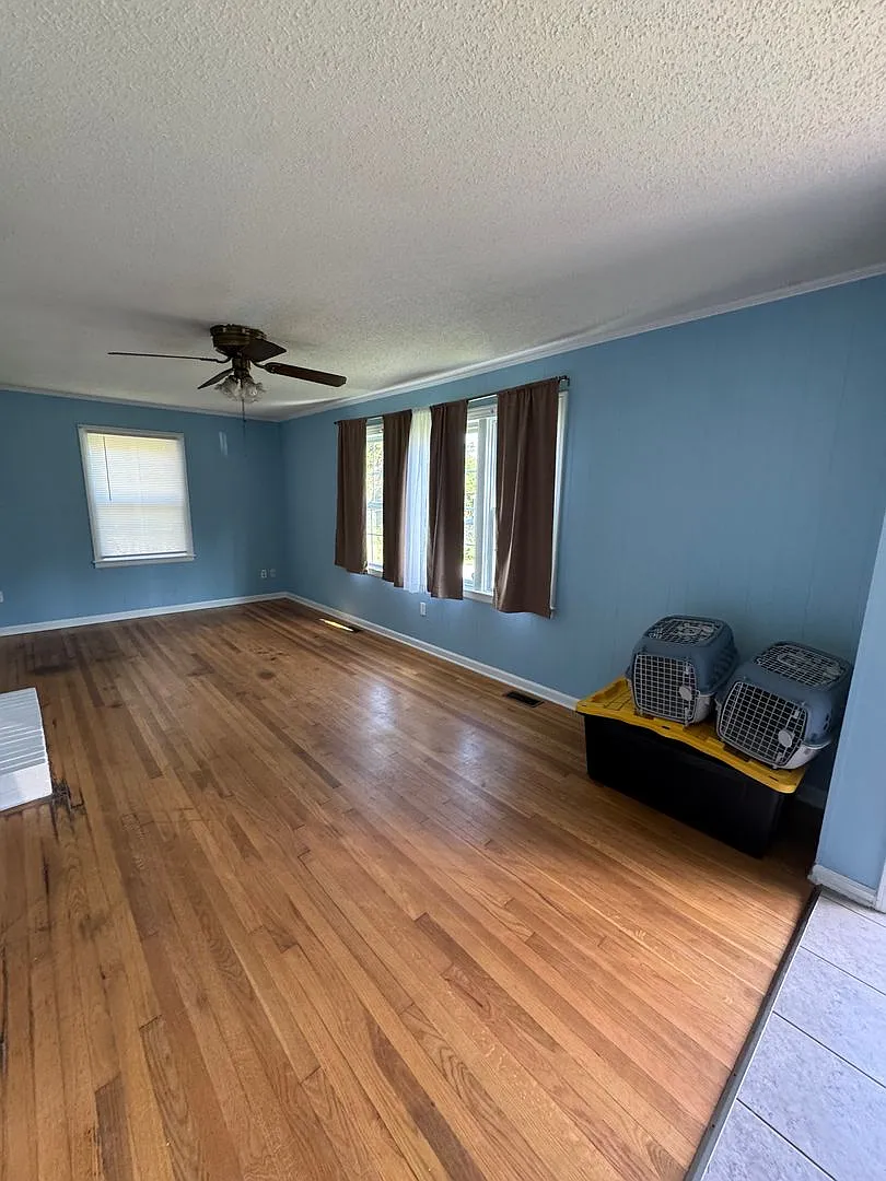 Charming 3 Bedroom, 1 Bathroom Home in Lenoir, NC — Photo 4