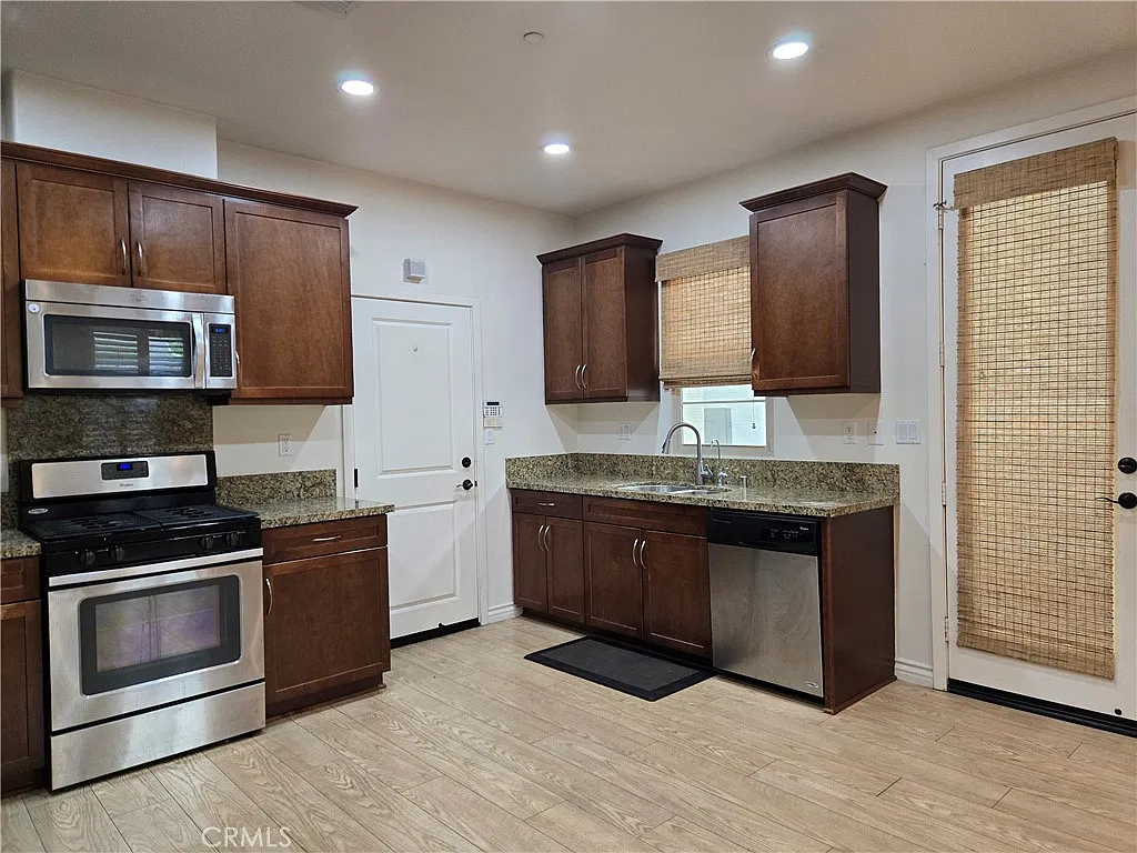 3 bed, 2.5 bath, 1450 sqft, $3,650 — Photo 4
