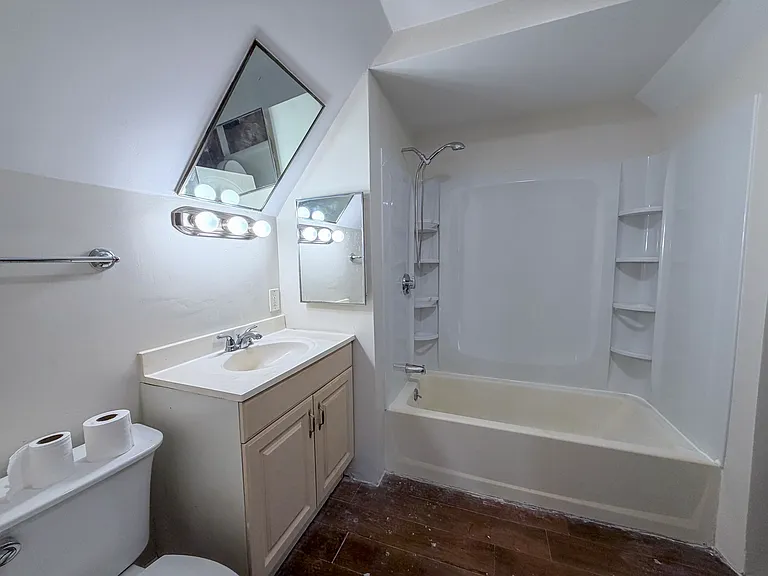 32 Clarendon St #C — Photo 13