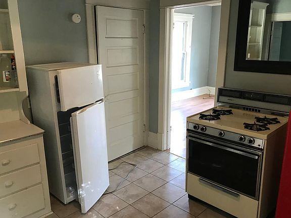 3rd image of 1365 Lakeshore Dr APT 3