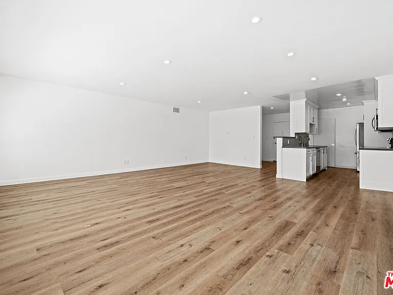 136 S Palm Dr #305 — Photo 3