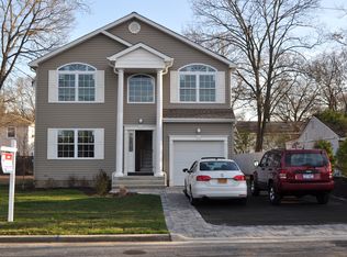 13 Oakley St, Massapequa, NY 11758