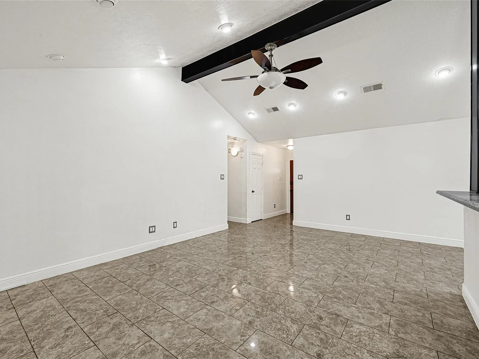 3 bed, 2.0 bath, 1481 sqft, $2,000 — Photo 4