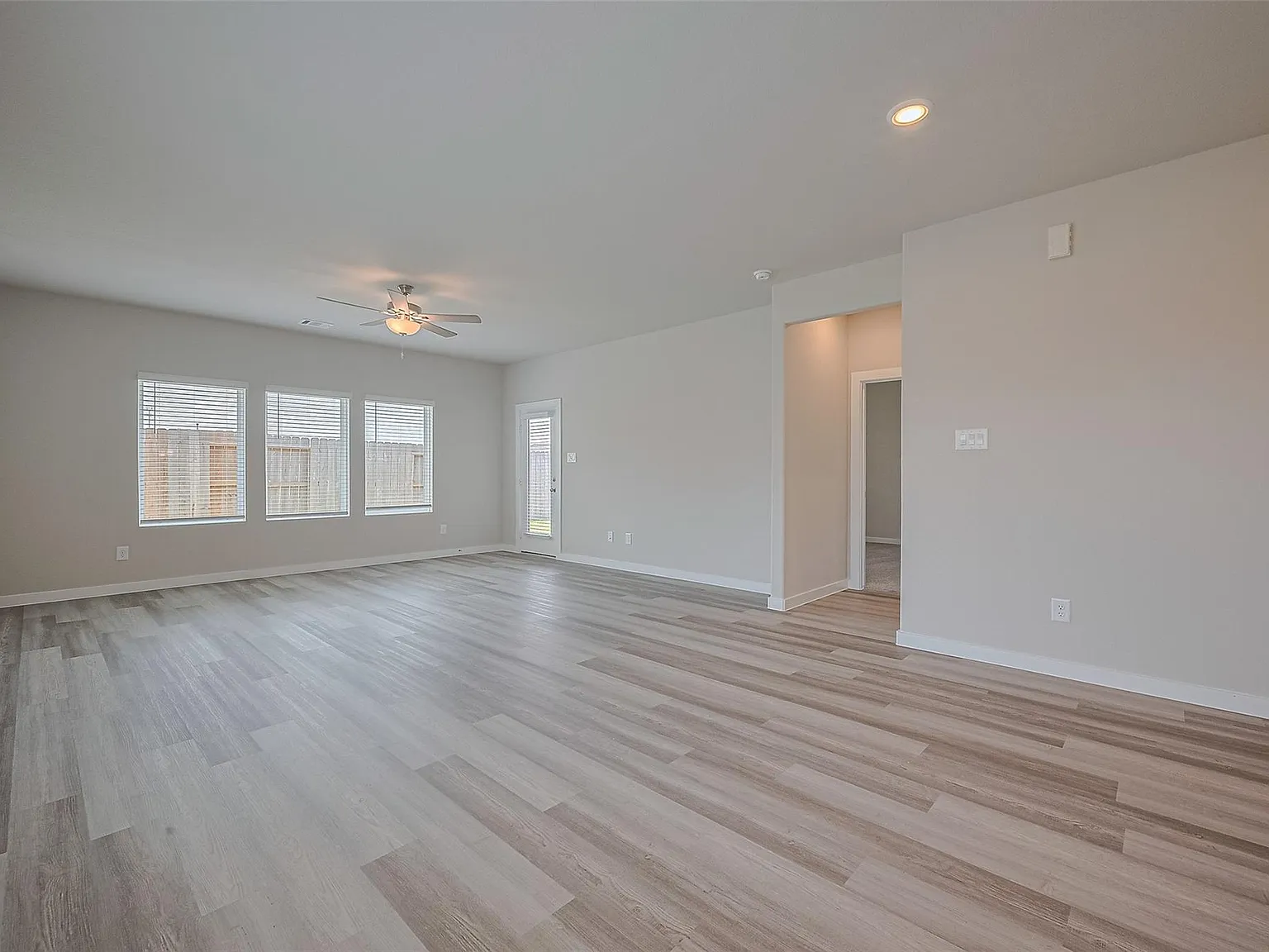 4 bed, 2.5 bath, 2744 sqft, $2,500 — Photo 2