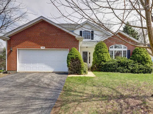 102 N Crooked Lake Ln, Lindenhurst, IL 60046